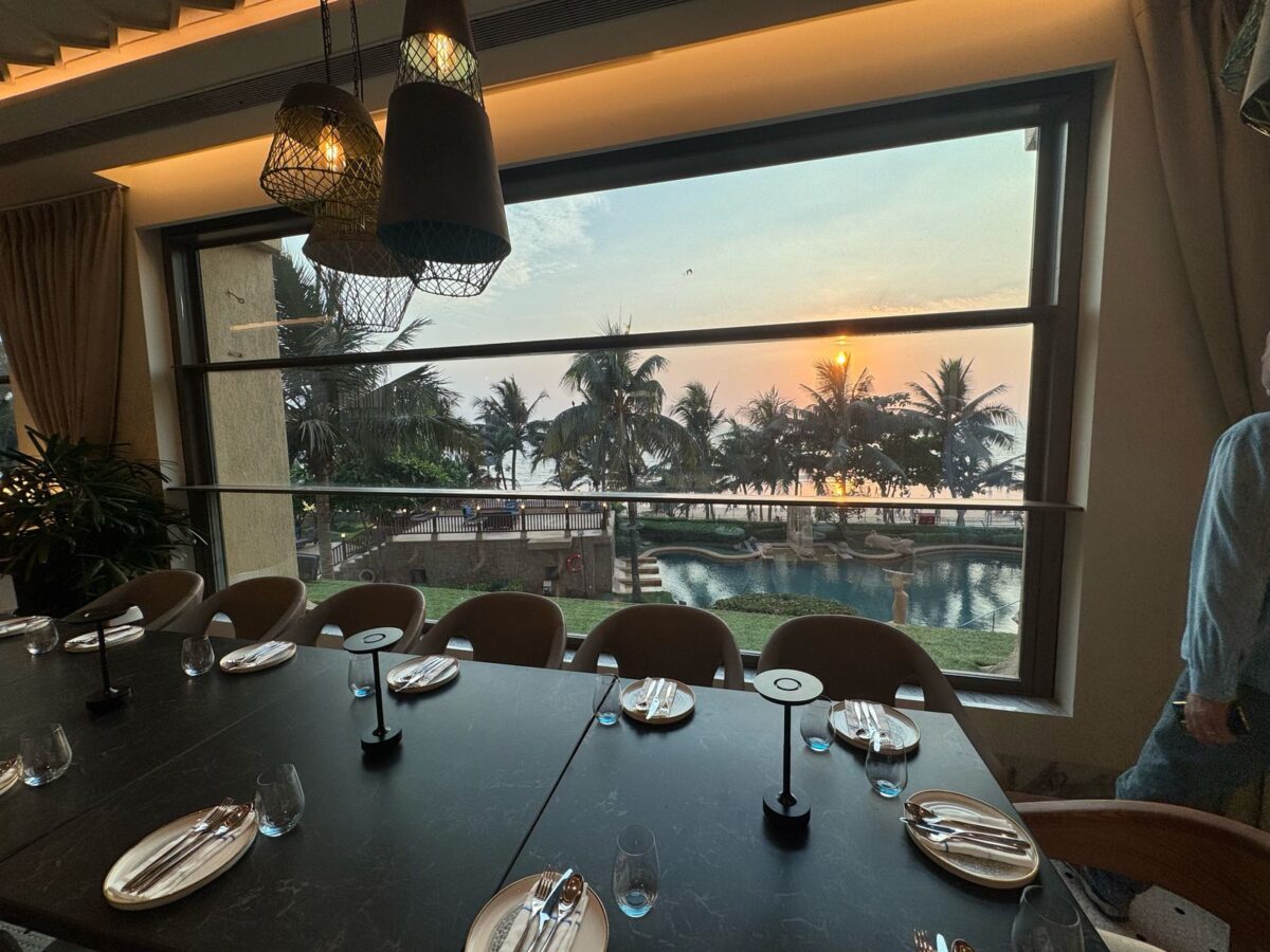 vertical retracting windows